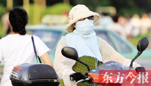 　昨日，鄭州街頭，一些女士全副“捂”裝，只為防暑防曬