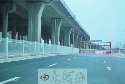 下穿隧道限高3米，不影響公交車通行。