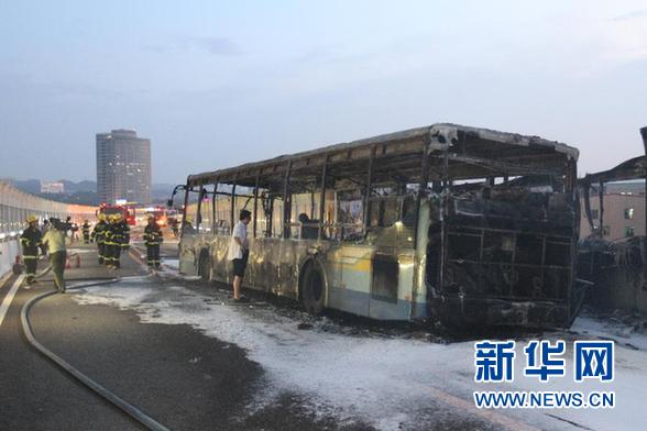 　　這是6月7日拍攝的廈門高架路上的快速公交起火事故現(xiàn)場(chǎng)。新華社發(fā)