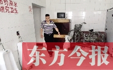 男廁中擺放的電視機(jī)、柜子、自行車等物品