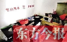 廁所進(jìn)門中廳，擺放著灶臺(tái)、餐桌、床鋪等，乍一看像個(gè)客廳