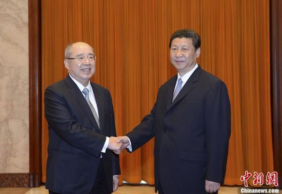 中共中央總書記習近平13日下午在北京人民大會堂會見了中國國民黨榮譽主席吳伯雄率領(lǐng)的國民黨大陸訪問團一行。中新社發(fā) 廖攀 攝