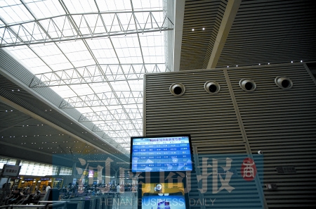 　鄭州東站三樓候車大廳，雖然空調(diào)處有涼風吹出，但陽光通過頂棚照進，導致整個大廳的空調(diào)制冷效果不明顯