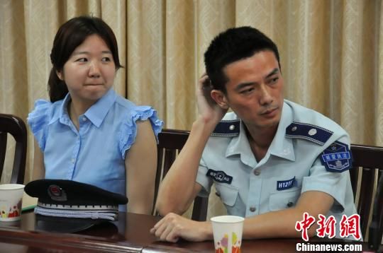 圖為參與“體驗(yàn)式執(zhí)法”的兩名城管隊(duì)員?！埱邸z