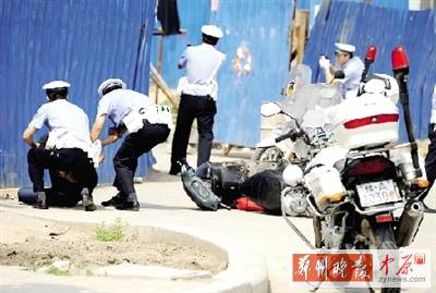 　一名歹徒被抓獲，另一名歹徒持槍劫持了一名門衛(wèi)。