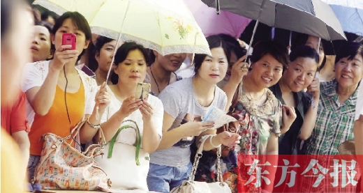 7月6日，鄭州市文化路省實(shí)驗(yàn)中學(xué)小升初測評(píng)點(diǎn)，家長們聚集在一起，焦急地等待自己的孩子走出考場 劉棟杰