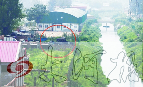 　彩虹橋西南側(cè)有一個大型地溝油加工窩點，廢水流入旁邊的排水渠。