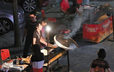 7月4日，青年路國美第一城小區(qū)附近的夜市臨街露天燒烤攤。