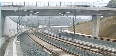 時速190公里的列車通過一個限速80公里的急轉(zhuǎn)彎。