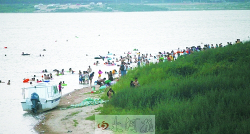 龍湖成為“第一浴場(chǎng)”，對(duì)市民是堵還是疏值得探討。