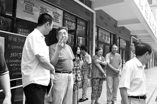 盧法舜（左二）伸出兩根手指，建議實(shí)行2元通票制。