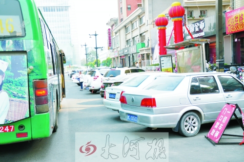洛陽公交車站點成私家停車場 停車辦回應(yīng)稱涉嫌違法