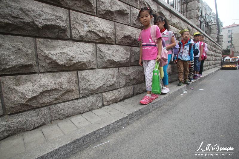 2013年09月11日，濟南運署街上，小學(xué)生走史上“最窄人行道”上學(xué)。圖片來源：CFP