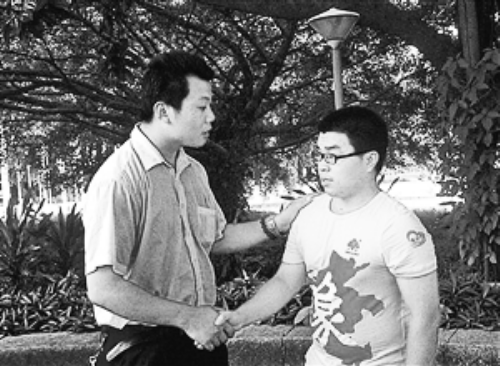 　王強(qiáng)（左）幫助的林富軍，今年考上了深圳大學(xué)。