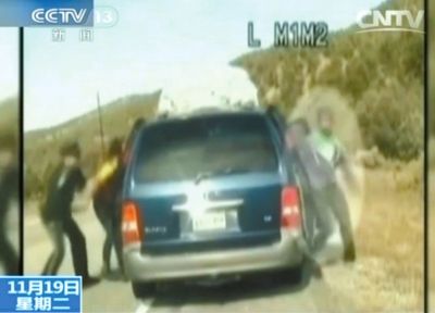 雷爾與警察爭執(zhí)，費(fèi)雷爾兒子下車試圖保護(hù)媽媽。