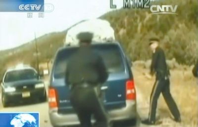 費(fèi)雷爾再次上車，警察拿警棍砸車窗。