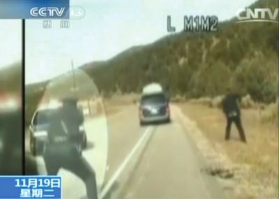 費(fèi)雷爾駕車逃走，警察連開數(shù)槍。央視截圖
