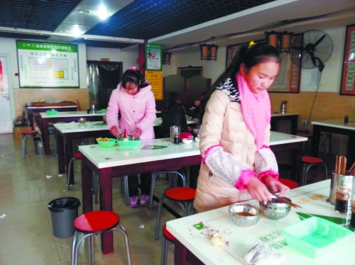 參加體驗(yàn)的兩名學(xué)生成功“入職”后,開始收拾餐桌。