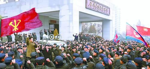 朝鮮11日繼續(xù)展開大規(guī)模批判張成澤運動。圖為朝鮮金策工業(yè)大學(xué)的青年學(xué)生宣誓擁護領(lǐng)袖金正恩。
