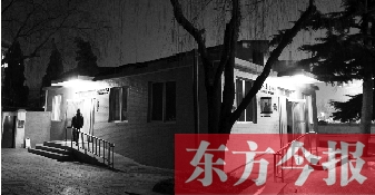 1月13日晚9點(diǎn)20分，鄭州市嵩山路與伊河路交叉口西北角的生態(tài)廁所依然開著燈
