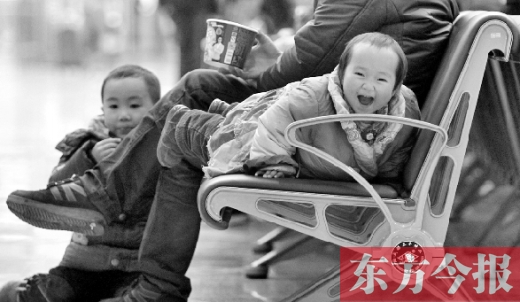 鄭州東站候車長(zhǎng)椅上，哈哈，馬上回家過年有禮物收了