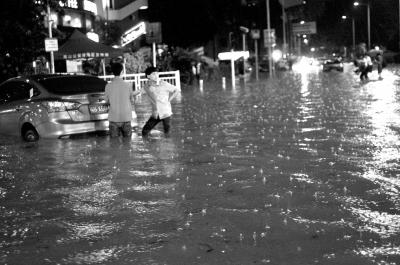 3月30日晚，深圳市區(qū)不少地段因暴雨積水，導(dǎo)致一些車輛在水中熄火。