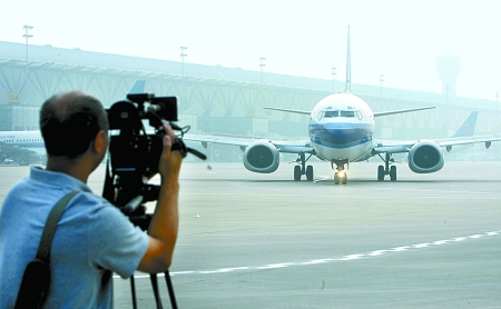 　8月28日，一架嶄新的波音737-800型飛機(jī)平穩(wěn)降落在鄭州新鄭國際機(jī)場。