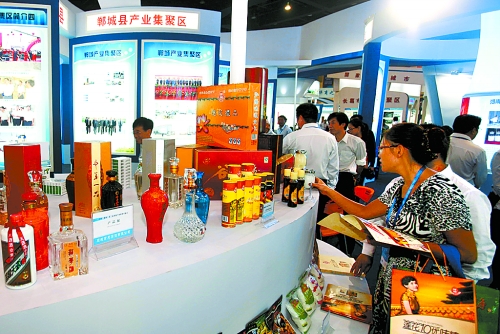 9月24日，2012中國（鄭州）產(chǎn)業(yè)轉(zhuǎn)移系列對接活動產(chǎn)業(yè)轉(zhuǎn)移暨新型工業(yè)化成果展在鄭州國際會展中心舉行