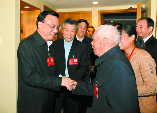 11月5日下午，中共中央政治局常委、國(guó)務(wù)院副總理李克強(qiáng)親切看望了參加中國(guó)共產(chǎn)黨第十八次全國(guó)代表大會(huì)的