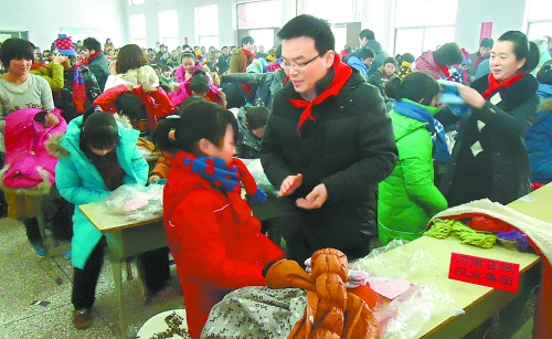 1月20日，省直團(tuán)工委組織19個省直廳局的38名青年干部，來到三門峽市澠池縣果園鄉(xiāng)，開展“大手拉小手
