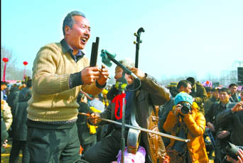 2月22日，寶豐馬街書(shū)會(huì)上，說(shuō)書(shū)藝人正在表演。記者 史長(zhǎng)來(lái) 攝