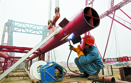2月25日，在跨越南水北調(diào)總干渠的鄭州新鄭南段十里鋪公路橋施工現(xiàn)場，建設(shè)者在緊張地施工。