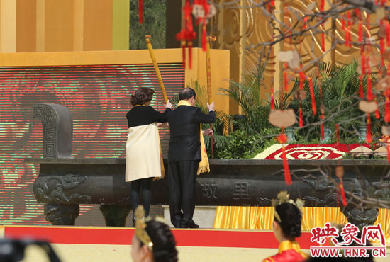 中國國民黨副主席蔣孝嚴(yán)及其夫人凈手上香 。映象網(wǎng)記者 邵恰 攝