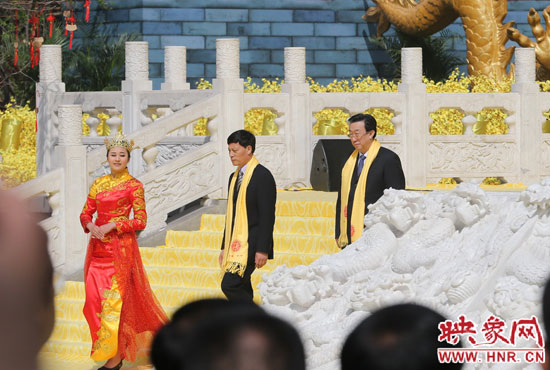 　河南省委書記、省人大常委會主任郭庚茂，河南省省長謝伏瞻敬獻(xiàn)花籃。映象網(wǎng)記者 邵恰 攝