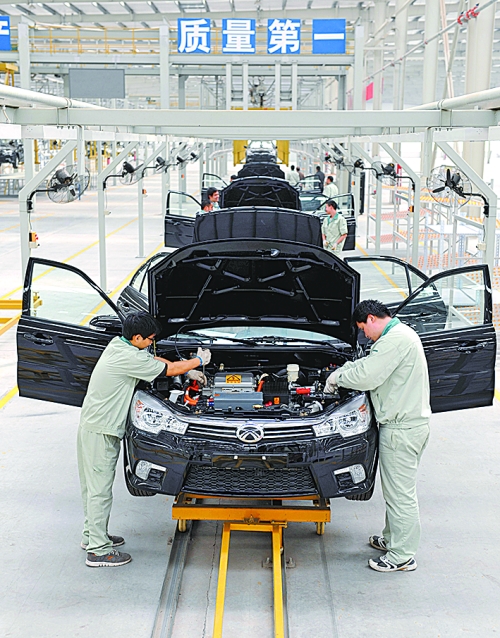 　　4月16日，新鄉(xiāng)市新能電動汽車有限公司的工作人員在電動汽車生產(chǎn)流水線上作業(yè)。目前，新鄉(xiāng)現(xiàn)有規(guī)模以