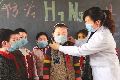 　　4月18日，內(nèi)黃縣第三實驗小學的老師在為學生講解如何預防甲型H7N9流感。當日，內(nèi)黃縣第三實驗小