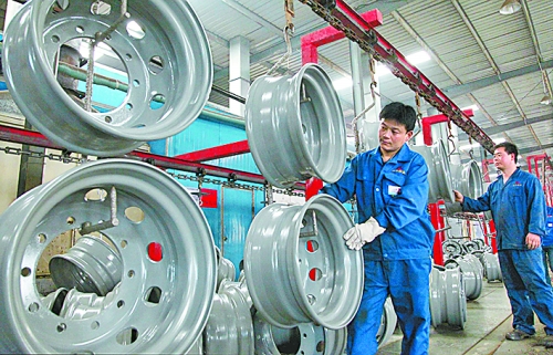 4月25日，許昌恒豐實(shí)業(yè)有限公司的員工正在生產(chǎn)重卡車輪。喬利峰 攝