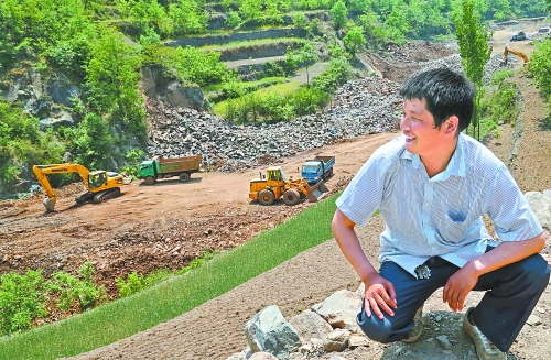 　　5月5日，魯山縣趙村鄉(xiāng)關(guān)岈村青年時(shí)軍偉看著正在建設(shè)的兩座小型水庫(kù)開心地笑了。他1994年開始外出