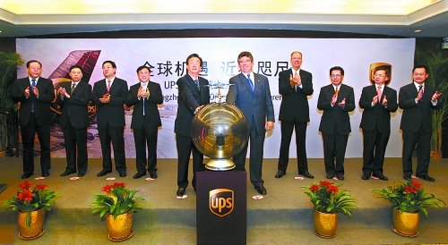 10月8日，美國聯(lián)合包裹公司（UPS）鄭州－美國阿拉斯加安克雷奇市貨運(yùn)新航線開通儀式在鄭州舉行
