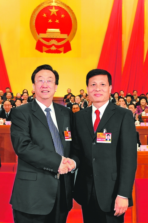 4月2日上午，新當(dāng)選的省人大常委會主任郭庚茂與新當(dāng)選的省人民政府省長謝伏瞻親切握手。郭宇 董亮 攝