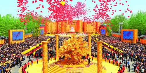 癸巳年黃帝故里拜祖大典于4月12日上午在新鄭舉行，來自海內(nèi)外的炎黃子孫，共同祭拜中華民族的人文始祖軒