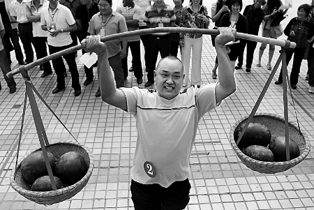 節(jié)會現(xiàn)場，一位瓜農(nóng)正在表演西瓜舉重。