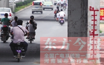昨日，鄭州市航海路與京廣鐵路立交橋下，用紅線標注的“水位警戒線”