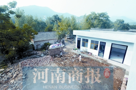 新校舍旁邊，是徐云玲和學(xué)生們用了多年的石頭校舍 河南商報記者 鄧萬里/攝
