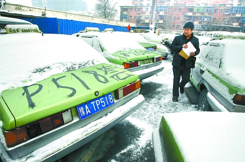 　12月21日，工作人員正在登記套牌出租車、假出租車