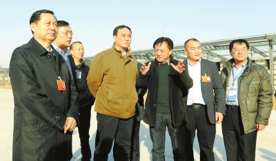 　　鄭州手拉手集團董事長賈長明（右三）向省農(nóng)業(yè)廳廳長朱孟洲（右四），省政府副秘書長、省政府駐京辦主任