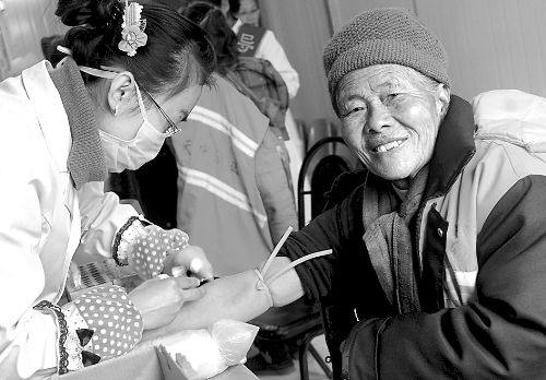 1月14日，汝南縣為全縣460多名環(huán)衛(wèi)工人免費進行心電圖、胸透等13項健康檢查，并建立了個人健康檔案