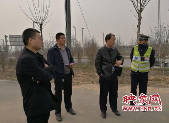 滎陽(yáng)市路警聯(lián)合“雷霆”封殺“雙超”車(chē)輛