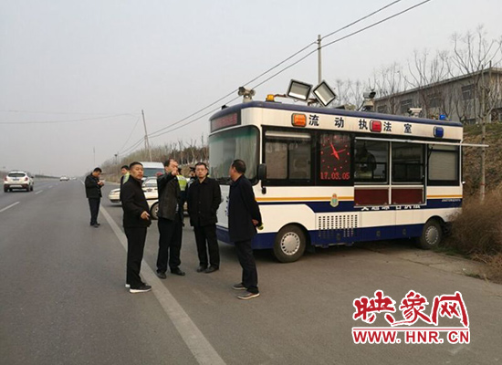 滎陽(yáng)市路警聯(lián)合“雷霆”封殺“雙超”車(chē)輛