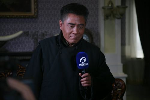 陳寶國(guó)接受河南衛(wèi)視專訪。